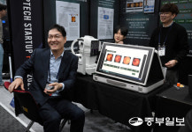 [화보] 경기딥테크 스타트업 행사장 찾은 조희수 경기지방중기청장