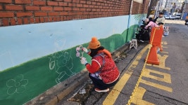 수원시 투게더봉사단, 정자2동 행정복지센터서 벽화그리기 봉사 활동