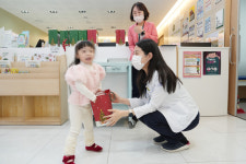 서송병원, 소아환자 400여 명에 크리스마스 희망의 선물 전달