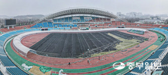 [화보] 강풍에 무너진 와스타디움 러닝트랙 복구작업