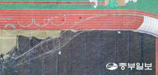 [화보] 강풍에 무너진 와스타디움 러닝트랙 복구작업