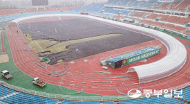 [화보] 강풍에 무너진 와스타디움 러닝트랙 복구작업