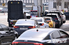 2차 석유 최고가격제 시행에 문전성시 이룬 싼 주유소