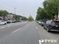 시흥 정왕어린이도서관 앞 정왕신길로...주말 차량 몰림에 도로 점유 반복