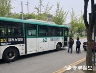 시흥 정왕어린이도서관 앞 정왕신길로...주말 차량 몰림에 도로 점유 반복