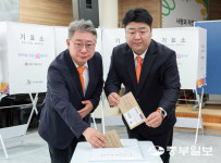 사전투표하는 조응천 개혁신당 경기지사 후보, 정희윤 수원시장 후보