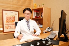 여름 내 자극 받은 여드름 피부, 존스킨한의원 일산점 김재현 원장의 관리하는 방법 조언