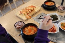 풍미있는 제주공항 근처 점심식사 맛집... 제주 돌담촌, 순두부찌개 신메뉴 출시