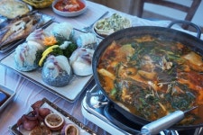 속초 대포항 맛집 명가횟집 신선한 대게와 해산물로 시선집중