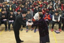 74세 할머니의 빛나는 초등학교 졸업장