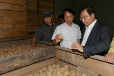 이승훈 시장 새벽영농현장 오송산지유통센터 방문