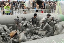 머드에 흠뻑 빠진 사람들