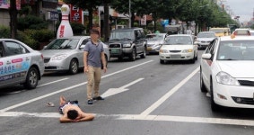 시민 뛰는데 경찰은 강 건너 불보듯