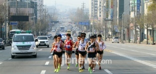 충주도심 달리는 건각들