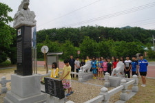 영동 상촌초, 6.25 참전 유공자비 참배