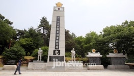 쓸쓸한 6.25 참전유공자 기념탑