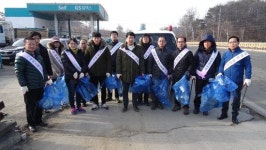 주민들과 합동으로 설맞이 대청소
