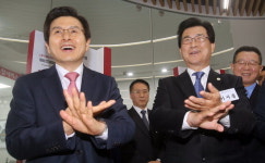 화장품 바르는 황교안 국무총리와 이시종 충북지사