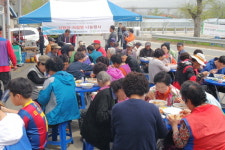 자장면과 빵으로 전해지는 사랑의 마음