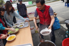 자장면과 빵으로 전해지는 사랑의 마음