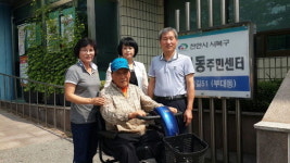천안 부성1동 독거노인에게 전동 휠체어 지원