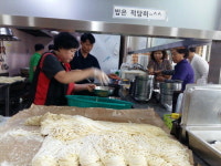 우리는 자장면 먹으러 복지관으로 간다
