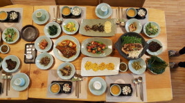 식탁에 오른 특산품 감과 엄마표 고향밥상