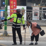 함께 걸어준 고마운 경찰