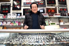 야무진 손끝으로 61년간 시계 고친 명장