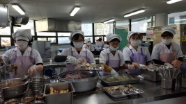 풍년골봉사대 가경노인복지관서 무료 배식봉사 구슬땀