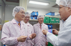 위성호 신한은행장, 메타바이오메드서 현장경영