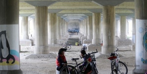 땡볕 피해 다리 밑으로