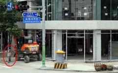인도 점령한 굴삭기, 도로로 내몰린 보행자