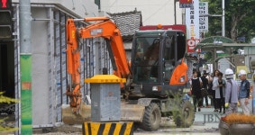 인도 점령한 굴삭기, 도로로 내몰린 보행자