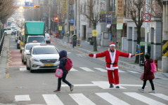봉명초 산타아저씨 20년째 등굣길 안전지킴이