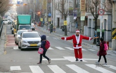 봉명초 산타아저씨 20년째 등굣길 안전지킴이