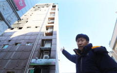 당장 크레인 끌고와 아버지 말에 출동...8층 난간서 3명 구조
