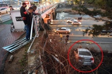 청주대교 아래로 추락한 승용차