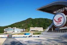 호텔·콘도·레이싱… 휴식·익스트림 스포츠 한방에