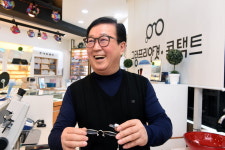 흐릿·침침 눈에 안경 너머 밝은 세상 선물해요