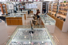 흐릿·침침 눈에 안경 너머 밝은 세상 선물해요