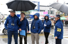 힘내! 아이들 응원·색소폰 공연에 힘 불끈