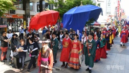 청주 성안길에 납신 성군 세종대왕