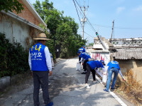 박상호 충주시의원 후보, 골목길 청소하며 지지 호소