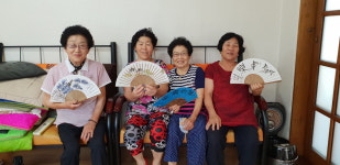 청주 운천신봉동 서예교실회원, 수제부채 경로당 전달