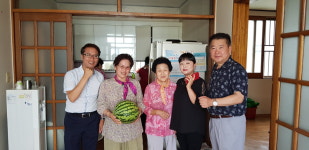 청주 운천신봉동 자유총연맹 , 15개소 경로당에 수박 전달