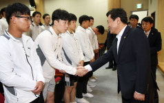 김병우 충북교육감, 전국체육대회 참가 충북체고 선수단 격려