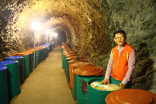 영동 산속 토굴서 명품 새우젓 생산하는 김종복 씨