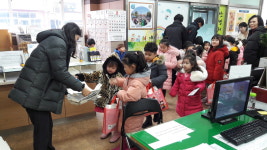 봉명동 성마야 어린이집 아동 20여명 우유팩 수집