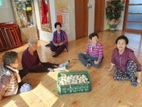 괴산 장연면 오리농가, 경로당에 오리알 전달